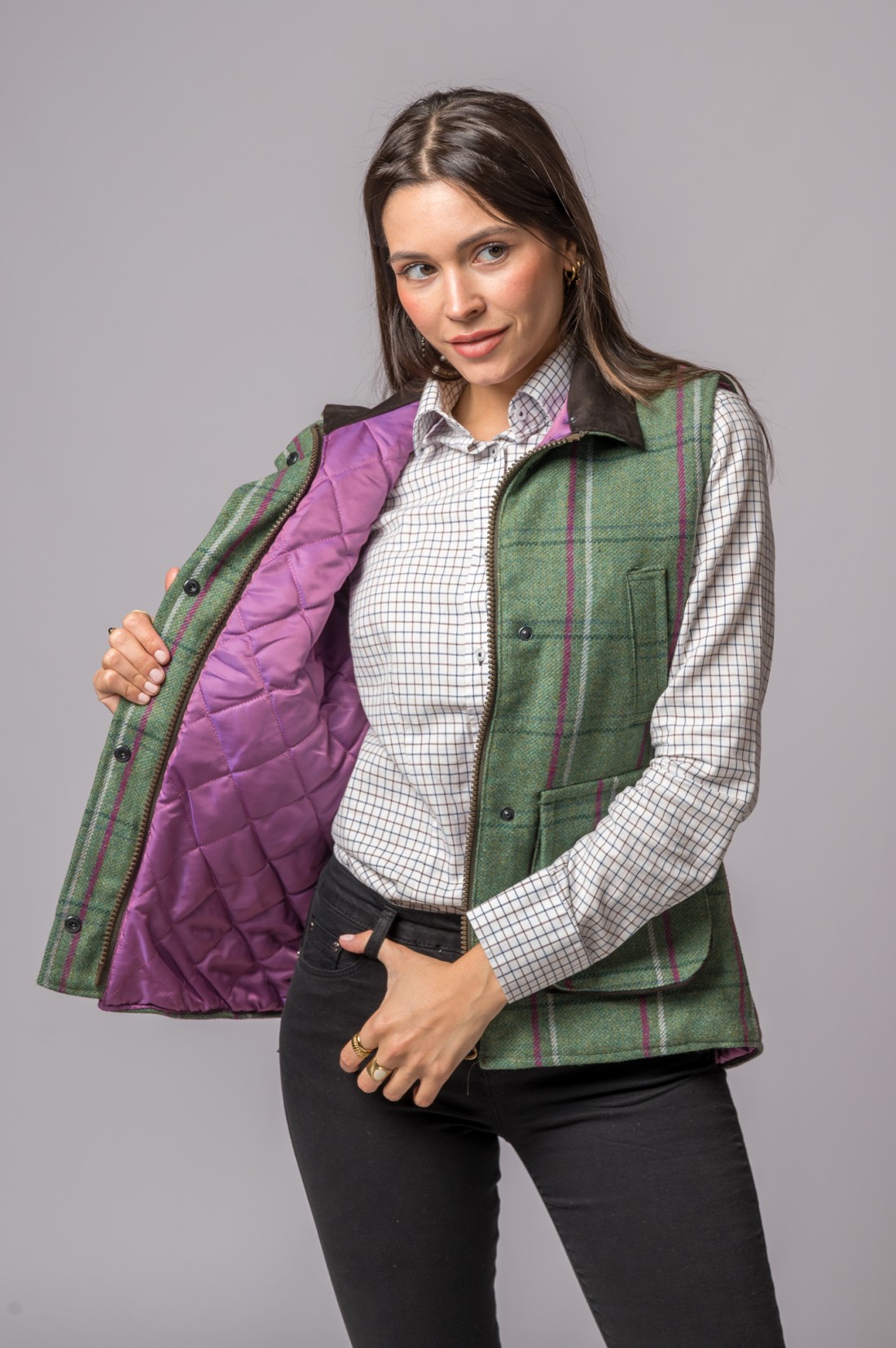 Colete feminino verde padrão xadrez com interior roxo acolchoado