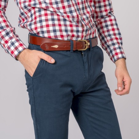 Homem vestido com calças azul-escuro, cinto de couro castanho e camisa xadrez colorida