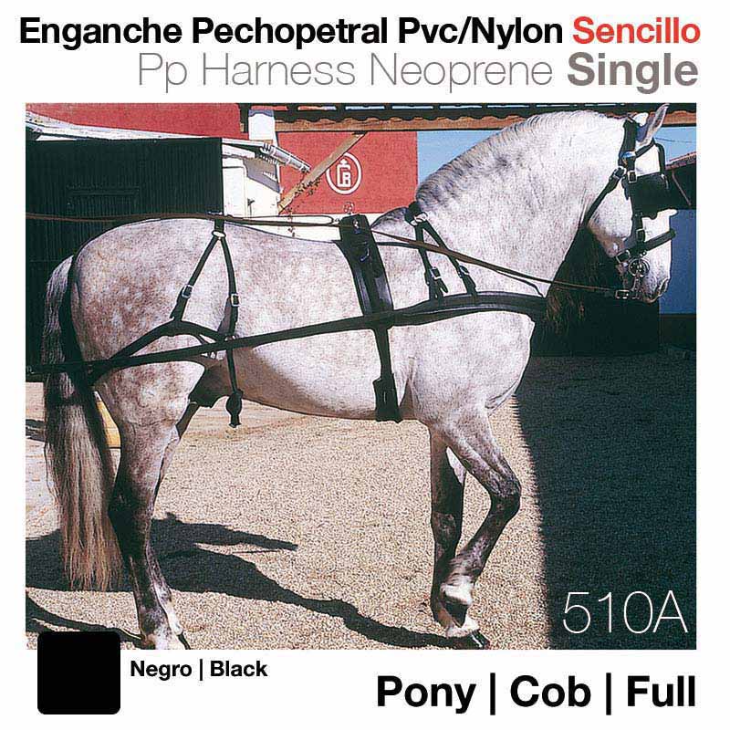 Arreio peitopetral de pvc e nylon preto num cavalo cinzento