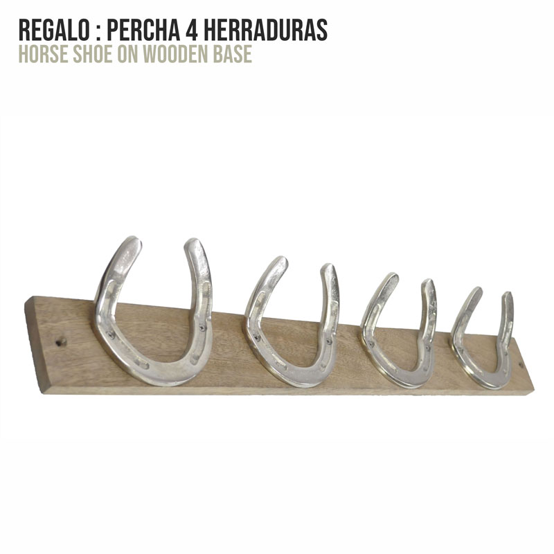 Cabide com ferraduras prateadas em base de madeira para pendurar