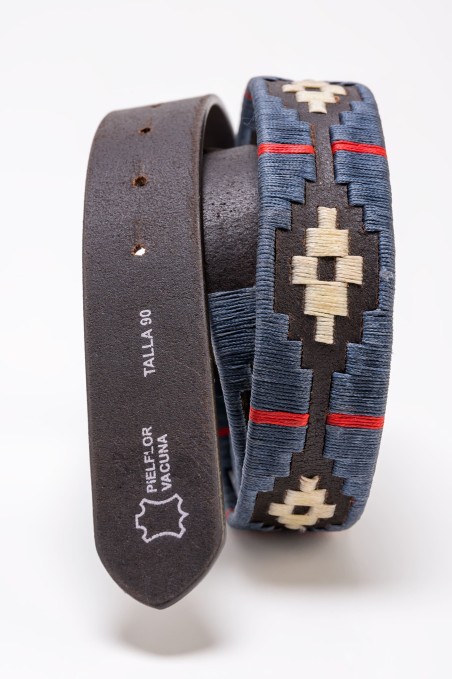 Cinto de pele vaca com padrão bordado geométrico azul, vermelho e bege