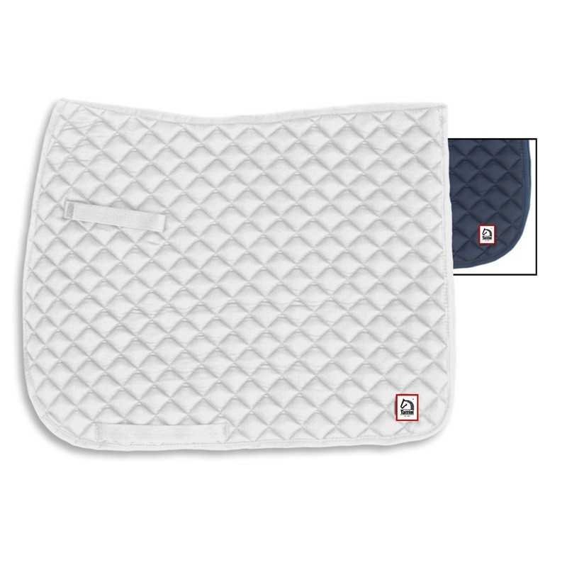 Manta acolchoada branca e azul-marinho para cavalo com padrão de diamante e etiquetas pequenas.