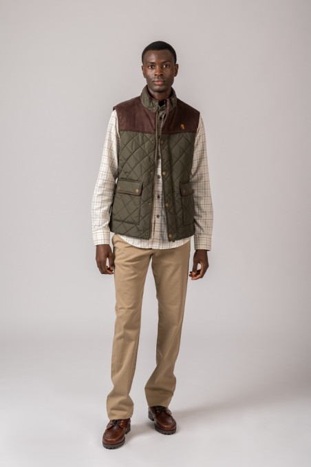 Homem com colete verde oliva acolchoado e camisa xadrez