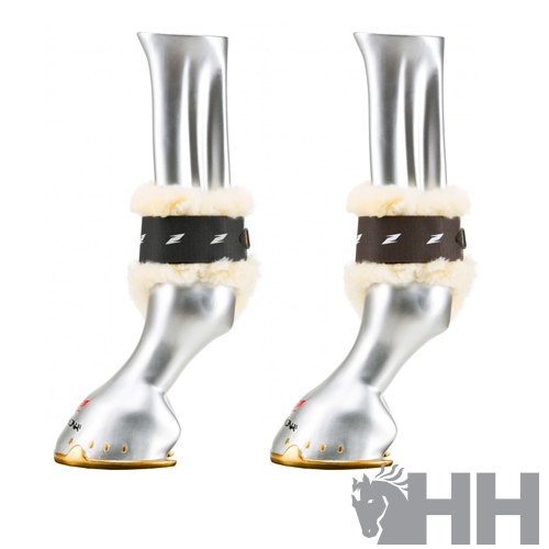 Protetores para pernas de cavalo prateados com faixas pretas e pelúcia branca em manequins