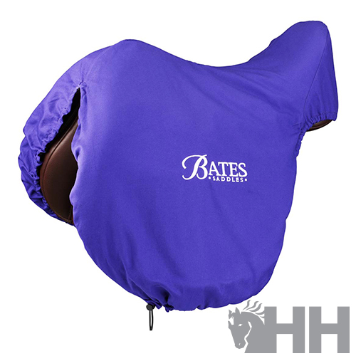 Capa protetora roxa para sela de cavalo com logo Bates Saddles