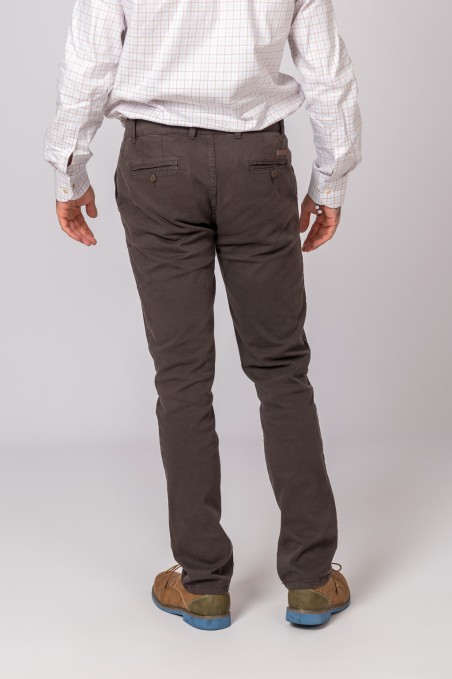 Calças castanhas escuras com bolsos traseiros usadas por homem