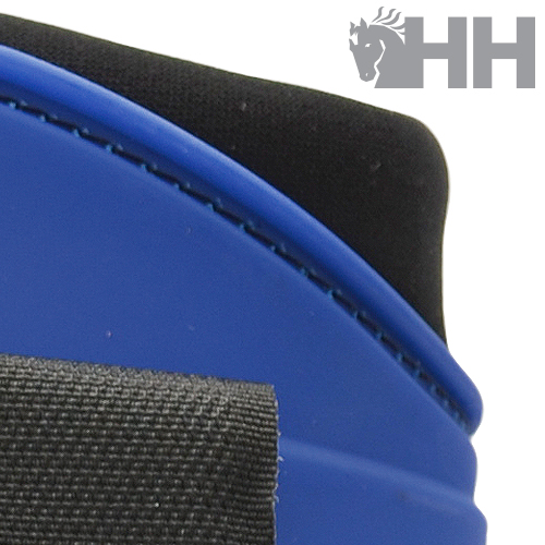 Detalhe de produto azul com adesivo preto e logótipo HH cinza