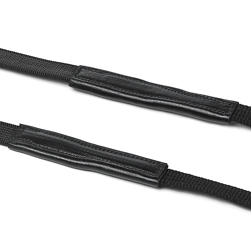 Correia preta com acabamento em material sintético texturizado e reforço acolchoado