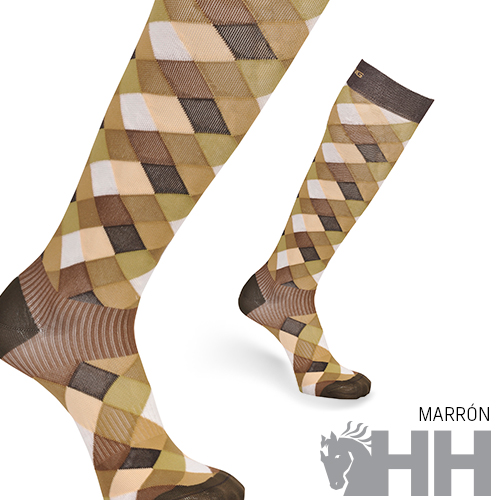 Meias compridas de padrão losango em tons de castanho e bege