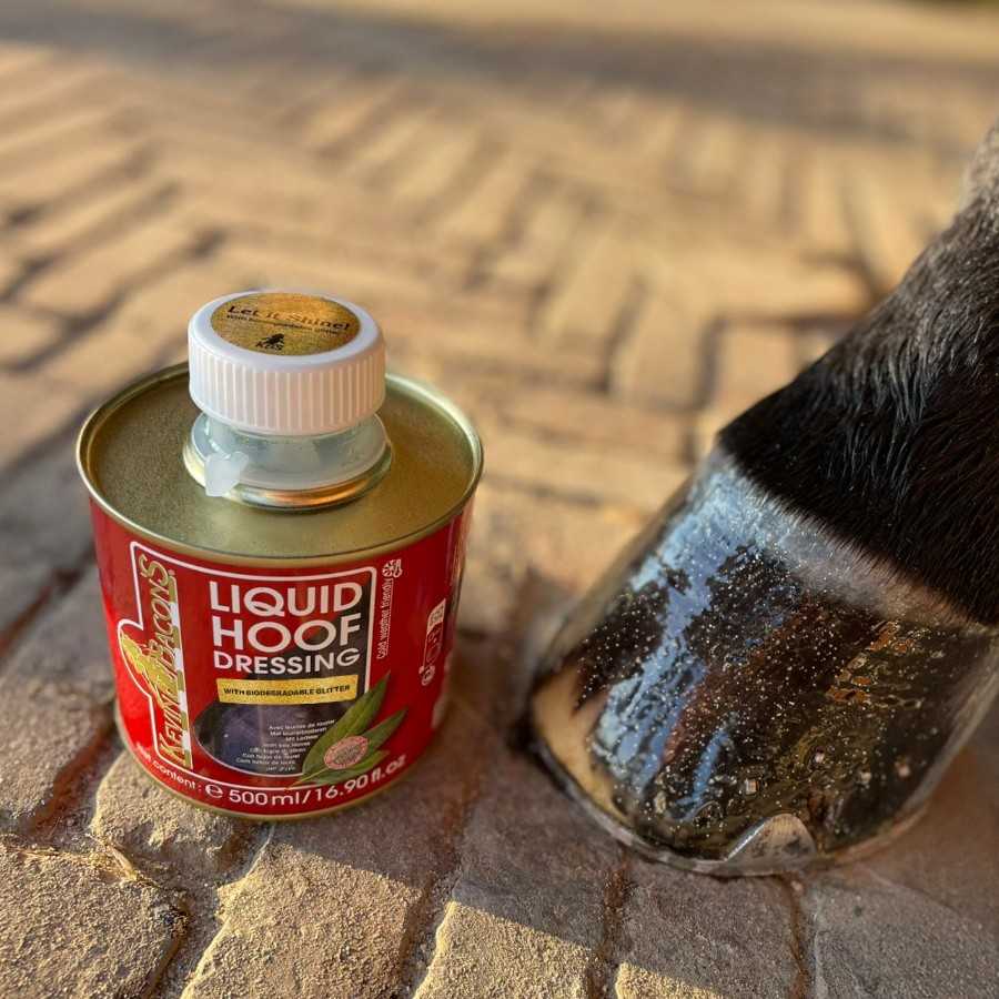 Frasco de líquido para cascos ao lado de casco de cavalo limpo sobre calçada de pedras