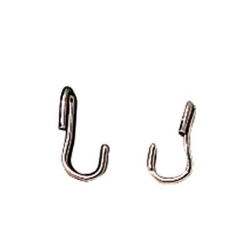 Dois ganchos metálicos prateados de tamanhos diferentes sobre fundo branco