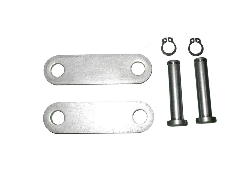 Conjunto de peças metálicas prateadas sobre fundo branco
