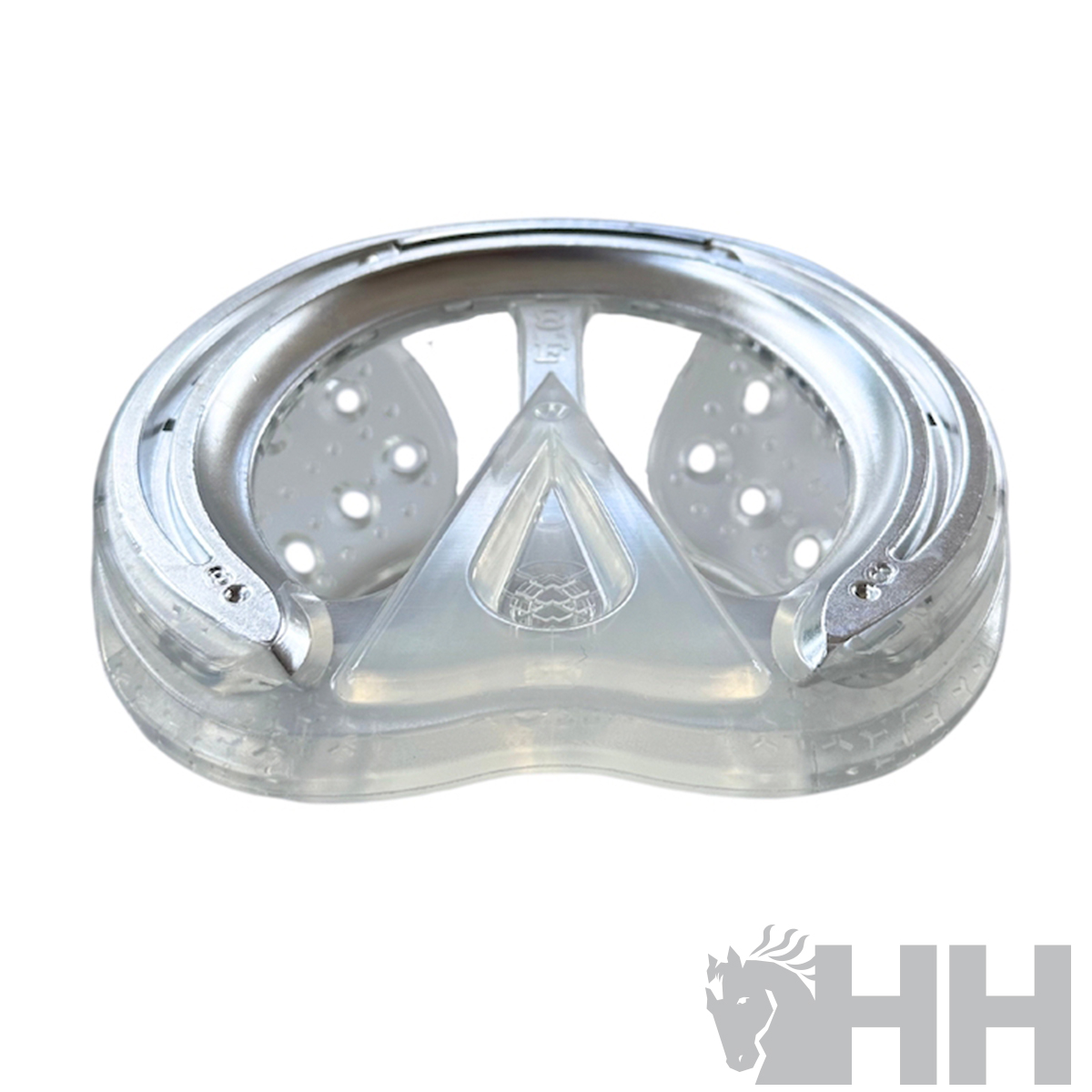 Ferradura de cavalo com plástico transparente e metal prateado sobre fundo branco