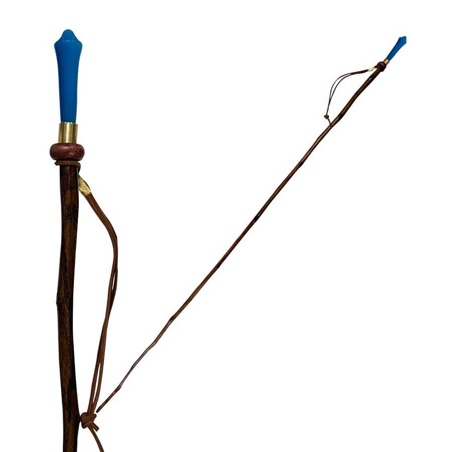 Chicote castanho com pega azul e detalhes dourados