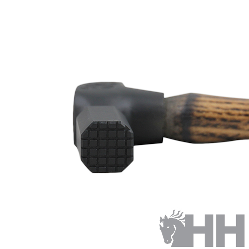 Martelo com cabo de madeira e cabeça metálica preta