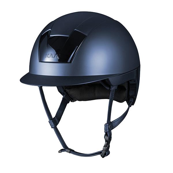 Capacete de equitação preto com tira de queixo ajustável e logo KASK