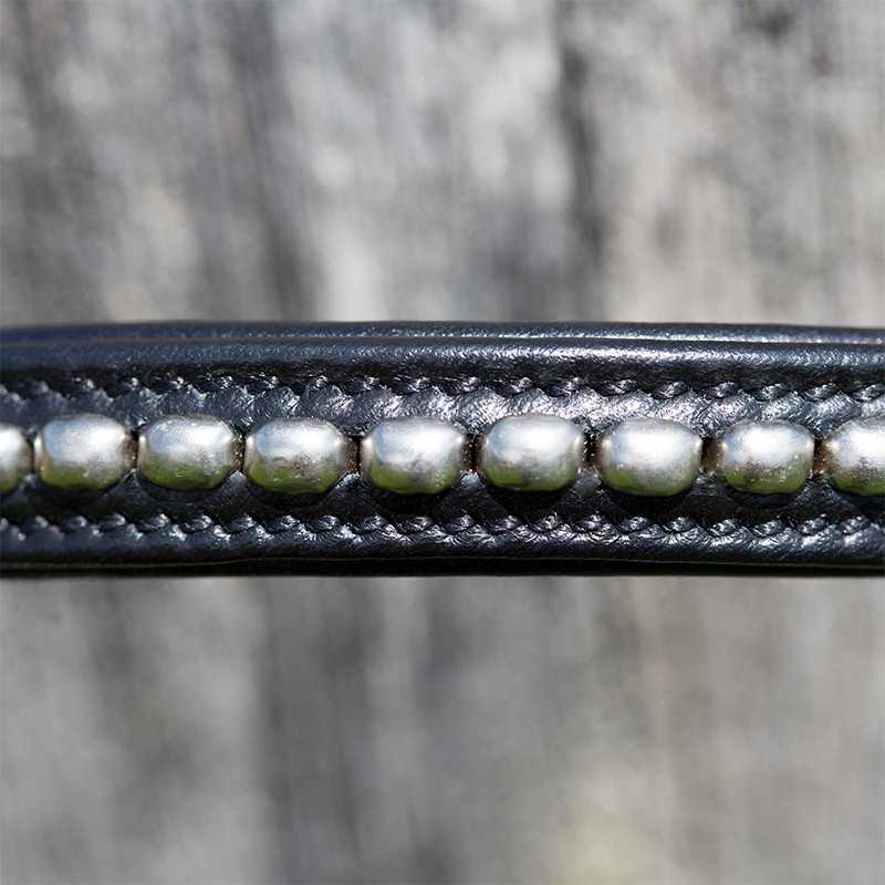 Correia de couro preto com peças metálicas prateadas e costura visível