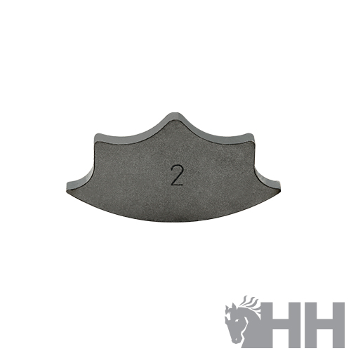 Peça metálica com número 2 gravado e logo HH num canto.