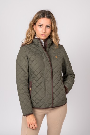 Casaco acolchoado verde-oliva com padrão de losangos e detalhes em marrom