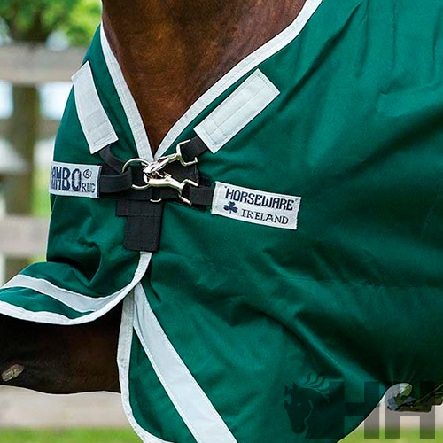 Manta verde para cavalo com detalhes brancos e etiquetas visíveis