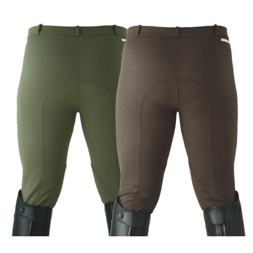 Duas calças de equitação verde-oliva e castanha vistas por trás com botas pretas