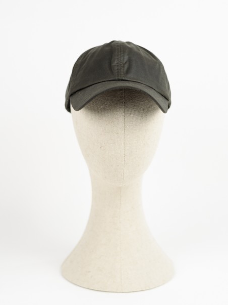 Boné preto numa cabeça de manequim de tecido bege