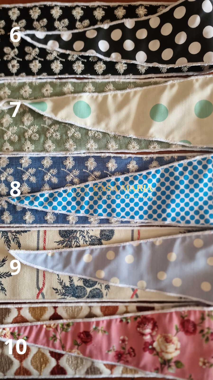 Cinco lenços triangulares com padrões variados, numerados 6 a 10.