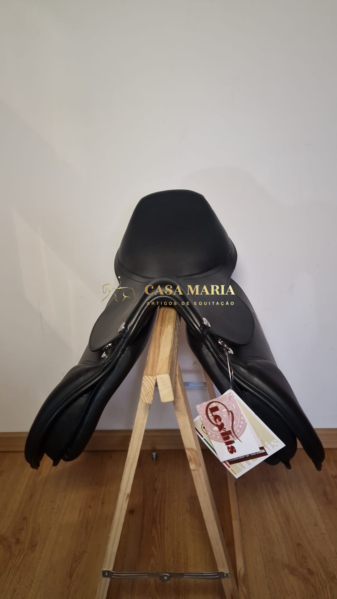 Sela de equitação preta em suporte de madeira com etiquetas GPA