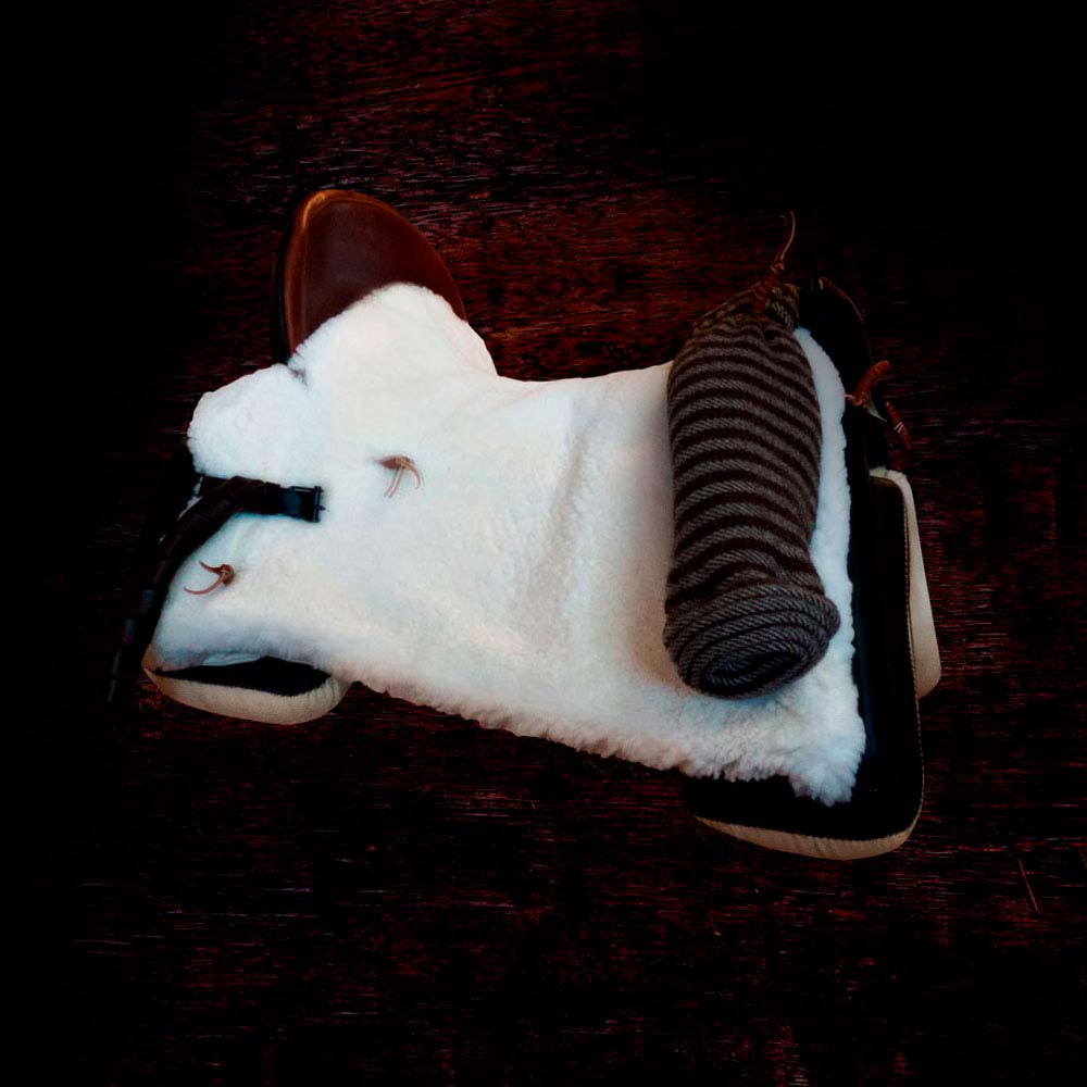 Botas de inverno forradas com pelúcia branca e meias riscas cinzentas e pretas