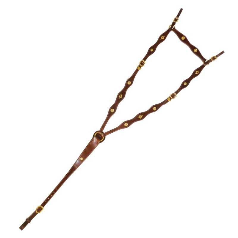 Arnês de couro castanho com detalhes dourados e adornos florais