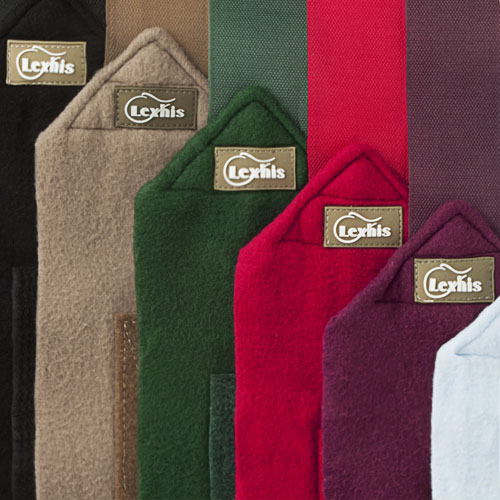 Cachecóis coloridos com etiquetas Lexhis