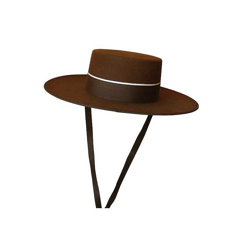 Chapéu castanho de feltro com aba larga e tiras para amarração