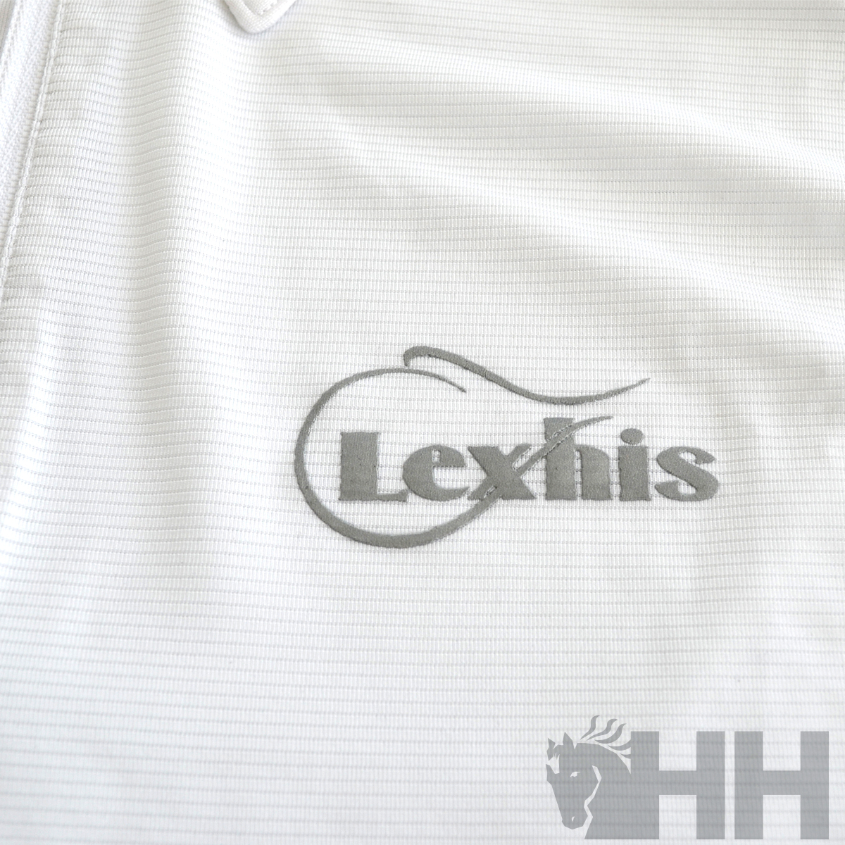 Camisola branca com logótipo 'Lexhis' e detalhes cinzentos