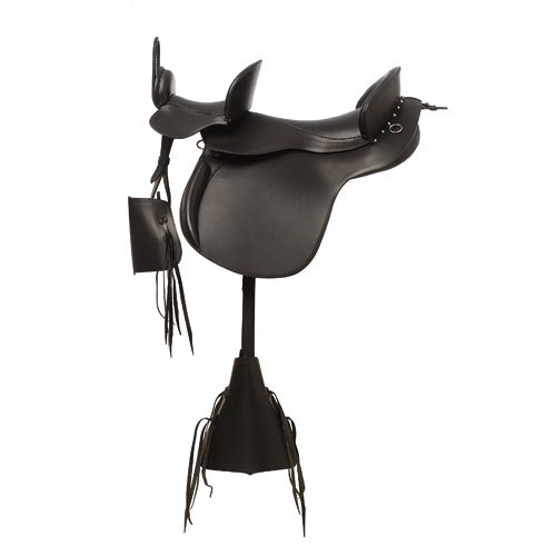 Sela de equitação preta em couro com estribos