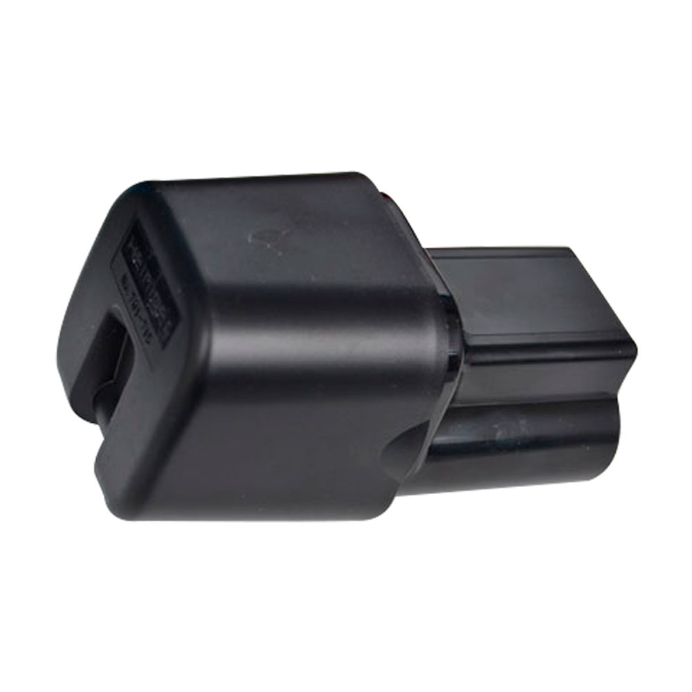 Adaptador elétrico preto em plástico com formato quadrado
