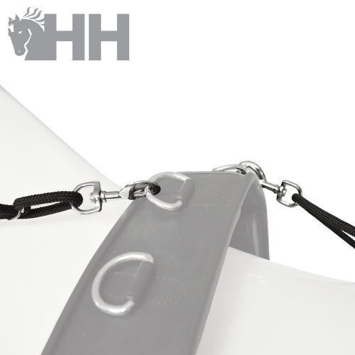 peça cinza com argolas metálicas em D e cordas pretas