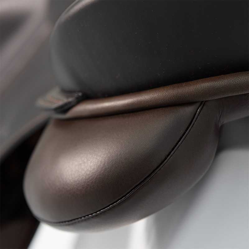 Saco de alforge de couro preto com costuras, visto de perto