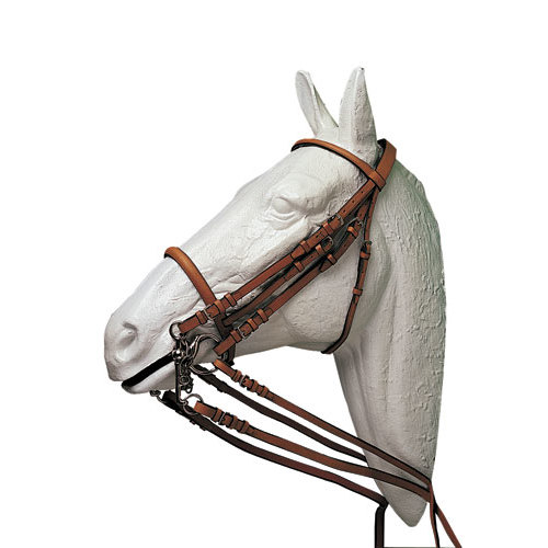 Cabeça de cavalo simulada branca com peitoral de couro castanho