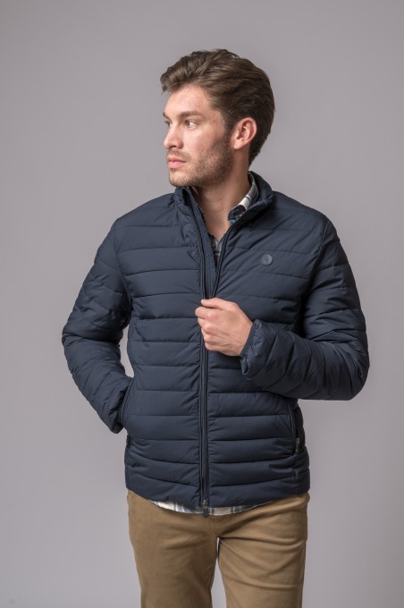 Homem com casaco azul escuro acolchoado com fecho