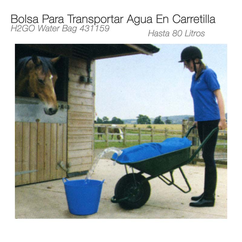 Mulher a verter água de bolsa azul numa carriola para um balde azul com cavalo a observar