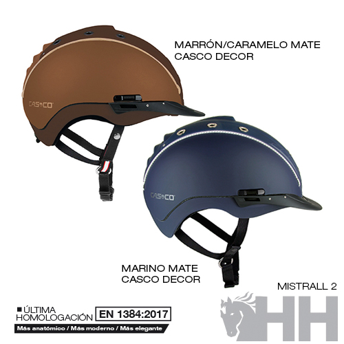 Dois capacetes CASCO MISTRALL 2 mate, cores marrom e marino, com viseira e correias pretas.