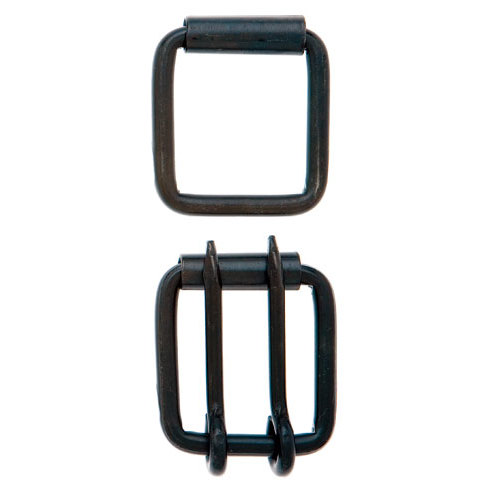 Dois fechos quadrados metálicos pretos sobre fundo branco