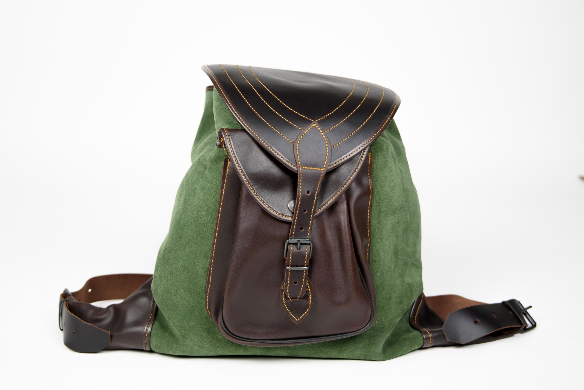 Mochila verde em camurça com detalhes em couro castanho e fecho de fivela