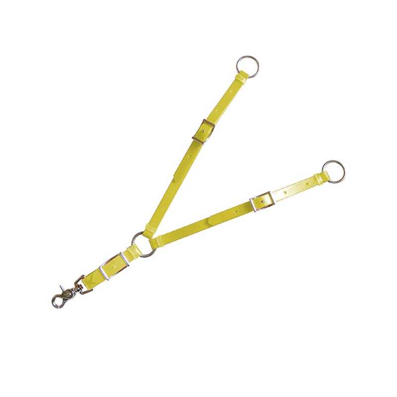 Coleira ou arnês amarelo com fivelas e argola sobre fundo branco