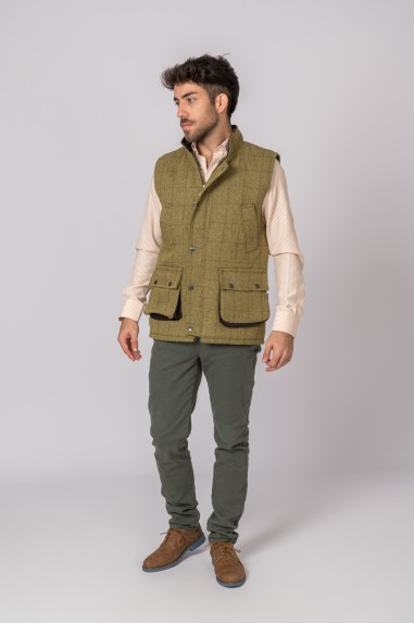 Colete masculino verde com padrão xadrez e bolsos grandes