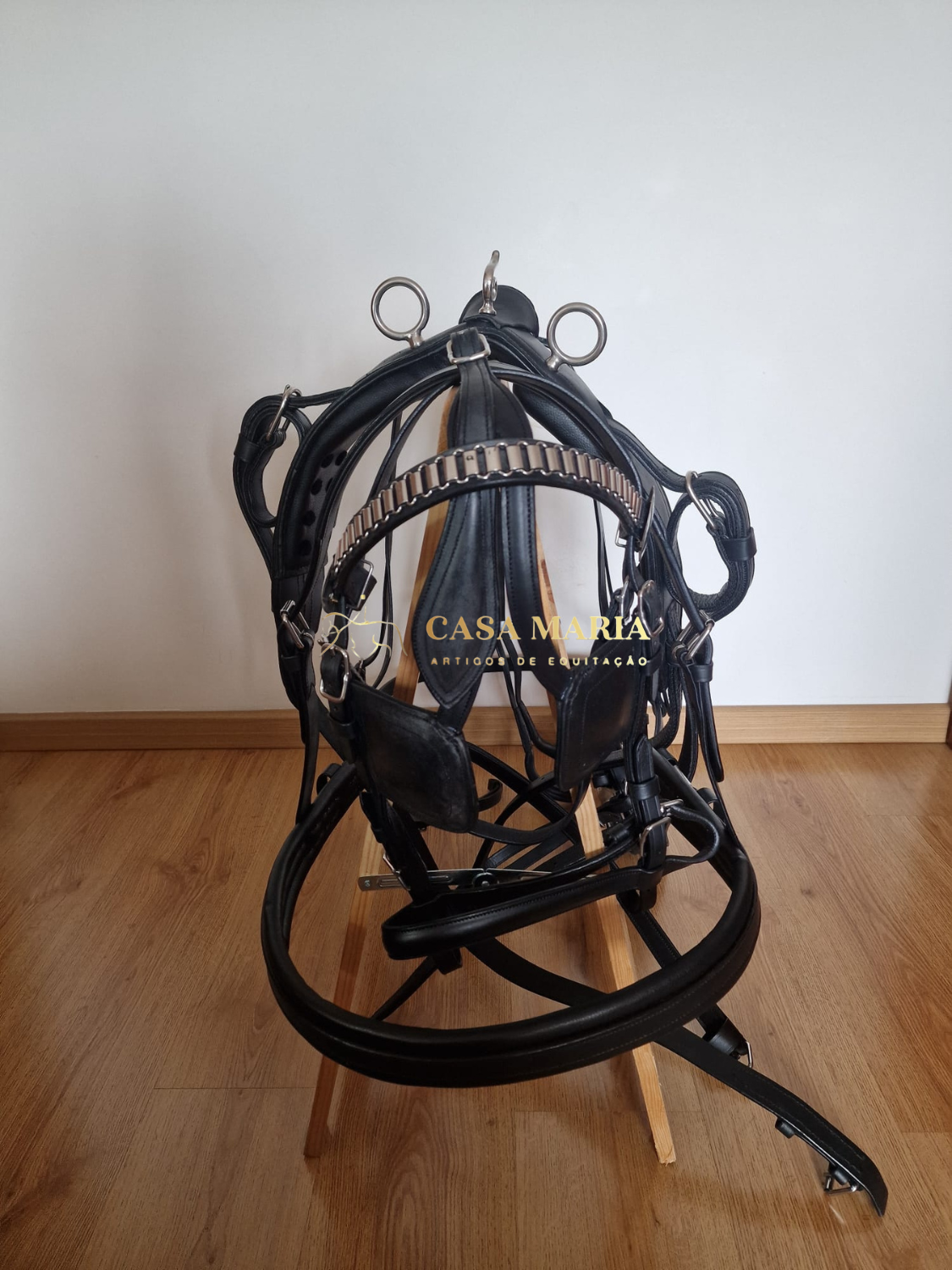 Cabresto de equitação em couro preto com fivelas metálicas prateadas