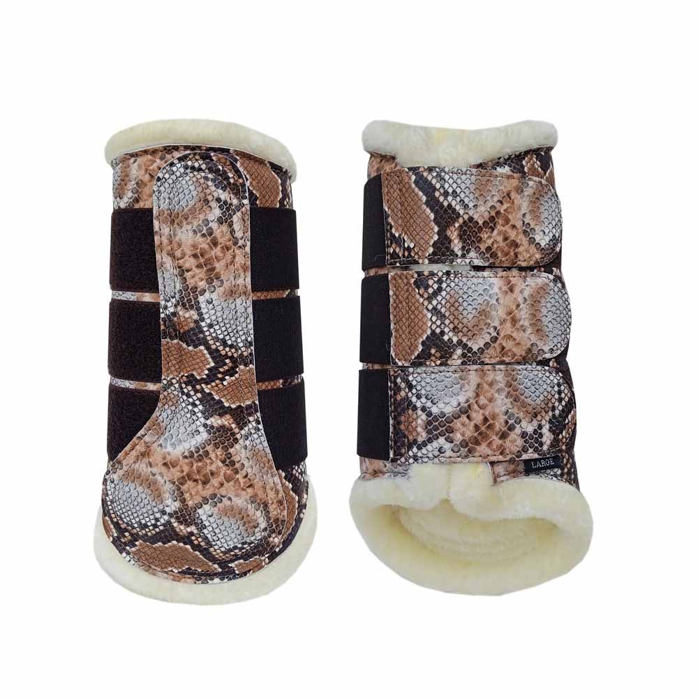 Botas de proteção para cavalo com padrão de pele de cobra e interior peludo branco.