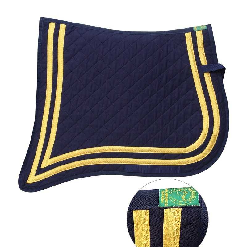 Tapete de sela azul escuro com listas amarelas e etiqueta verde