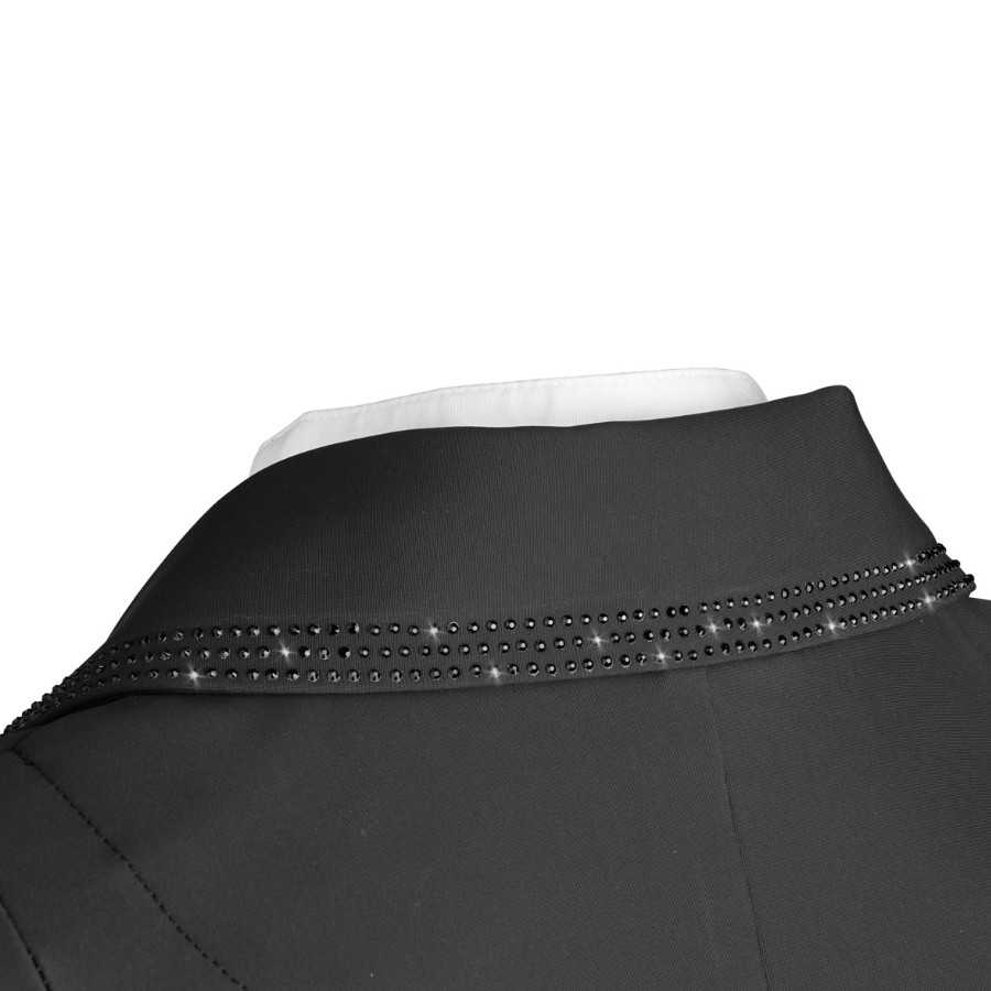 Colarinho de blazer preto com cristais e camisa branca