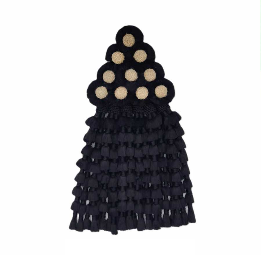Adereço têxtil preto com franjas e pompons bege